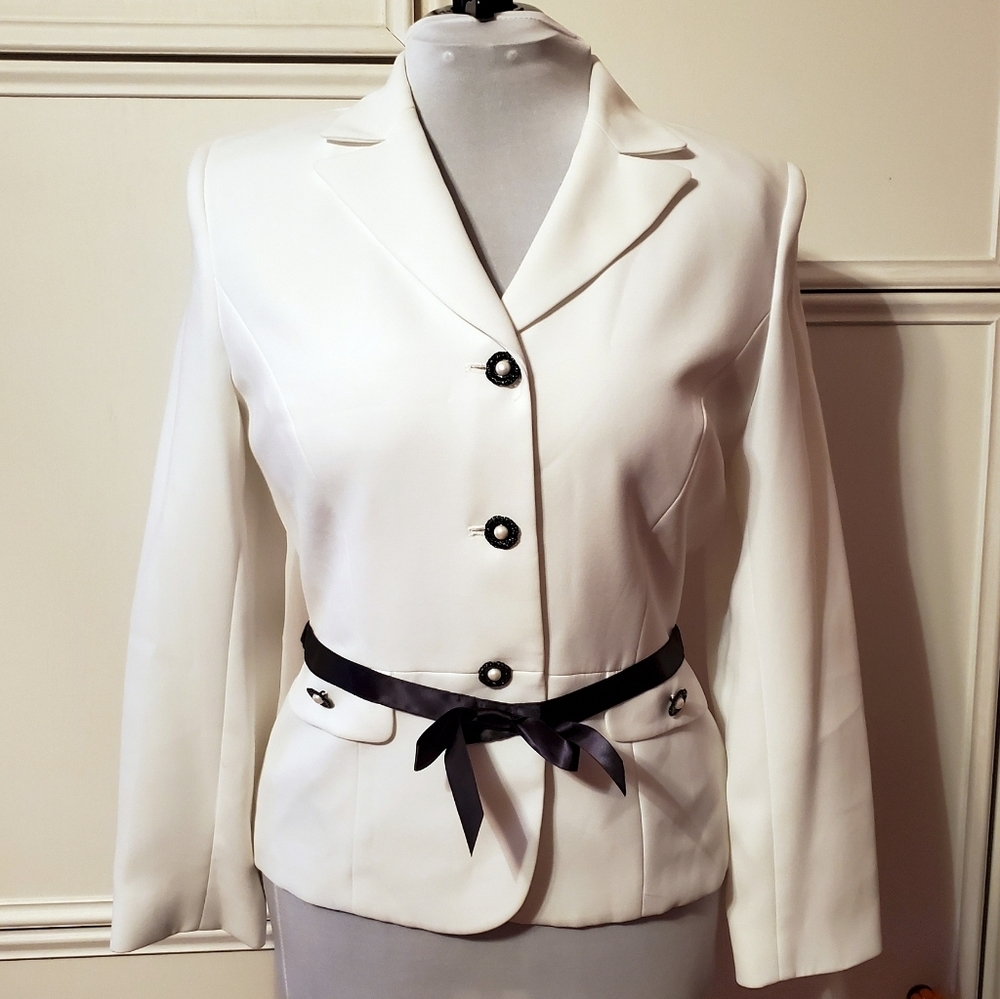 Le Suit White Blazer with Black Ribbon Belt